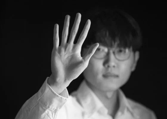 第38分钟，因莫比莱铲翻曼奇尼染黄，双方发生冲突。